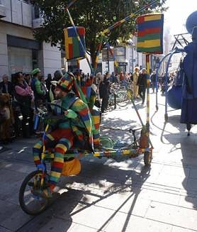 Imagen secundaria 2 - Una multitud acompañó a K de Calle, grupo de espectáculo callejero.