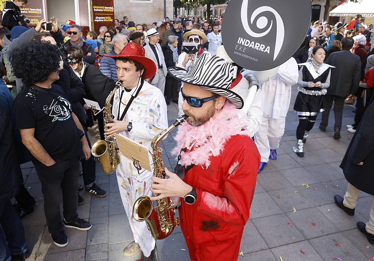 Los pintores recorrieron la calle Dato e hicieron su parada habitual en El Caminante.