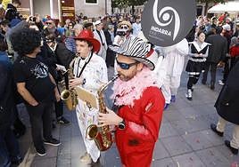 Los pintores recorrieron la calle Dato e hicieron su parada habitual en El Caminante.