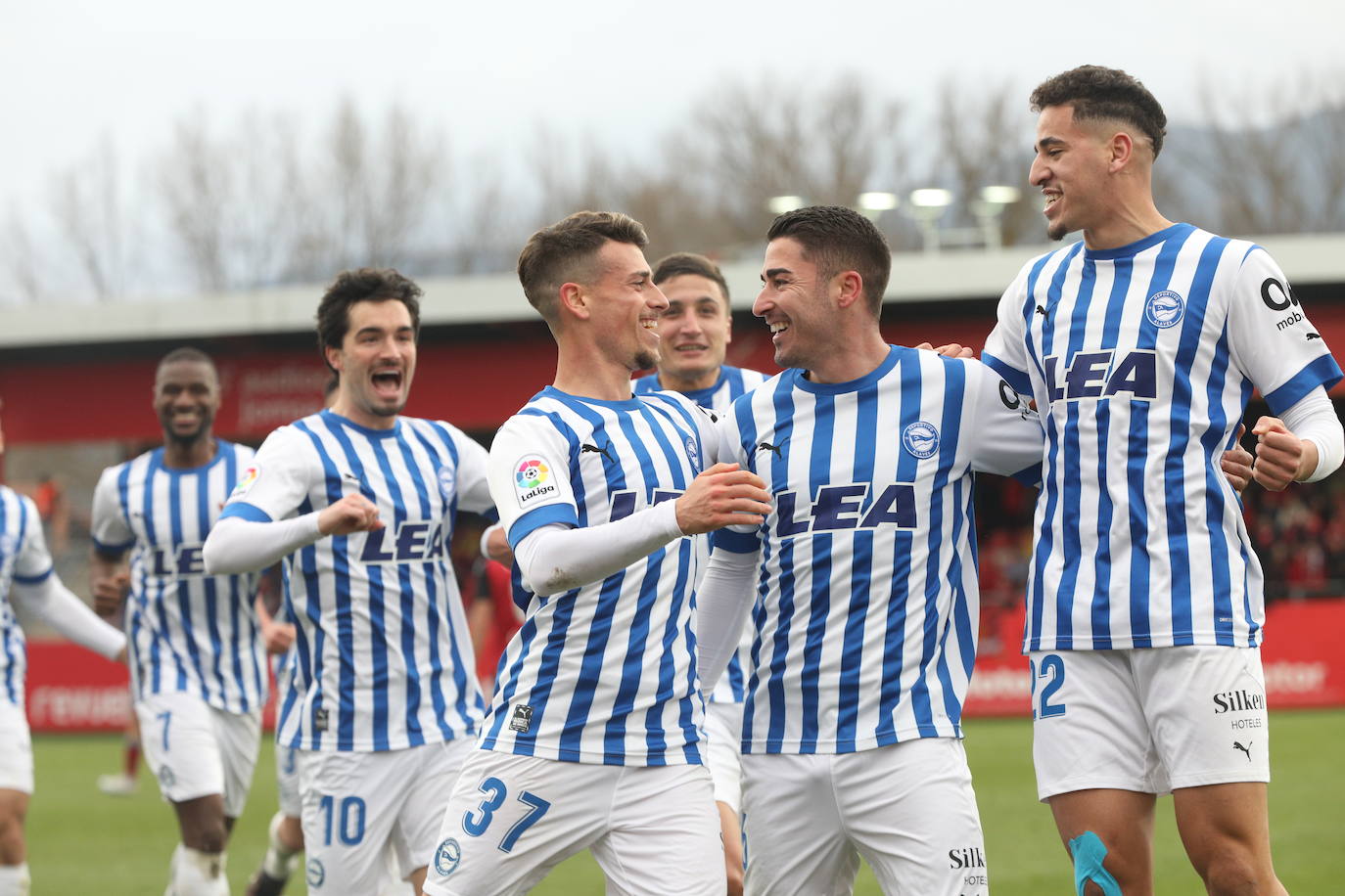 Jason, Antonio Blanco y Abqar felicitan a Toni Moya por su gol ante el Mirandés.