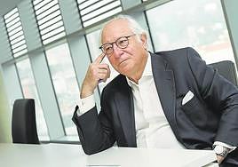 Juan María Nin, nuevo presidente de ITP, en el transcurso de la entrevista con la Universidad de Deusto, en la que estudió la carrera, al fondo.