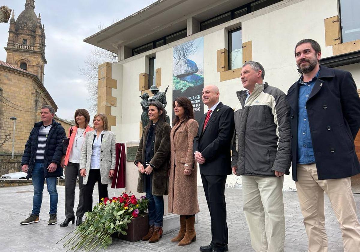 Nerea Melgosa, en el centro, junto a Aintzane Ezenarro, Anabel Landa, Aitor Miñambres y otros representantes políticos..