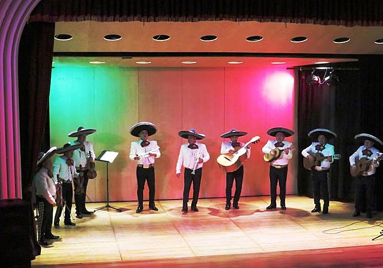 El noneto de mariachis arrancando aún con sombreros.