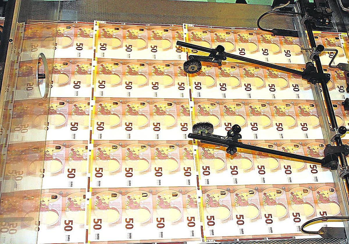 Una de las máquinas impresoras oficiales de billetes con una serie nominativa de 50 euros.