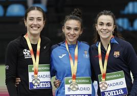 Claudia Villanante, a la derecha, con su medalla de bronce.