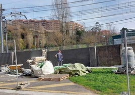 Un operario lleva a cabo el arreglo en la zona de las vías de Kukullaag.