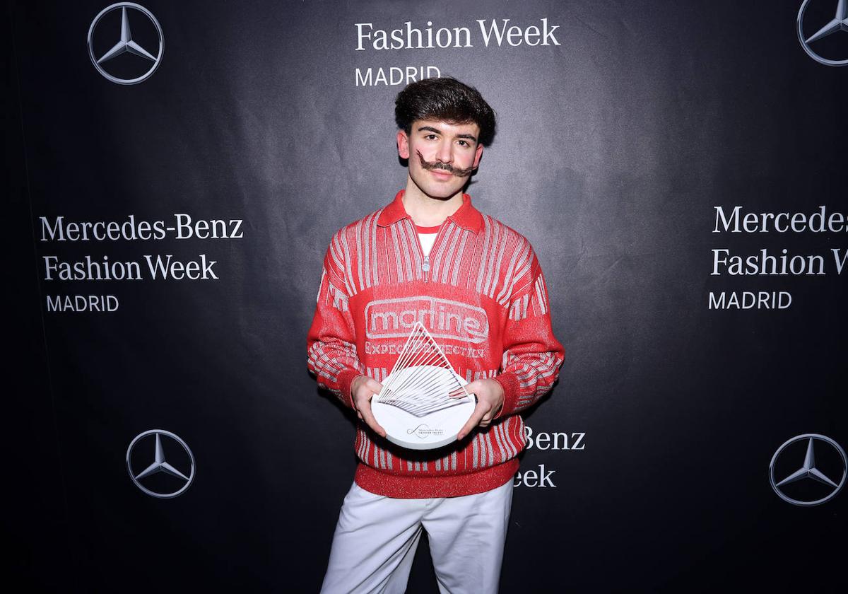 Aitor Goikoetxea recibe el premio Mercedes-Benz Fashion Talent de la MBFW