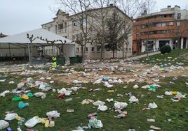 El centro del municipio amaneció lleno de basura el pasado domingo