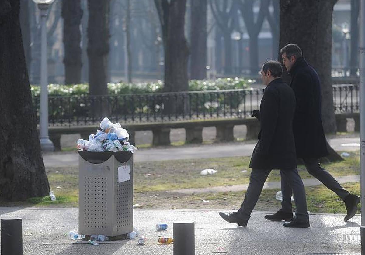 Restos de residuos generados durante el desfile y las celebraciones de Carnaval.