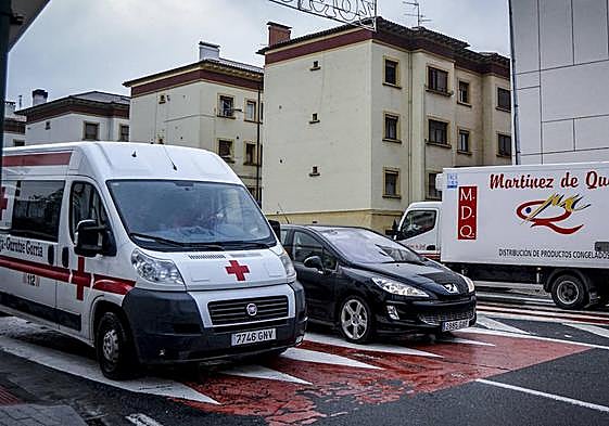 La carretera de acceso a Llodio es una de las que aparece en la zona roja del mapa de ruidos.