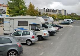 Varias autocaravanas y furgonetas estacionadas en la avenida de Budapest, en Salburua.