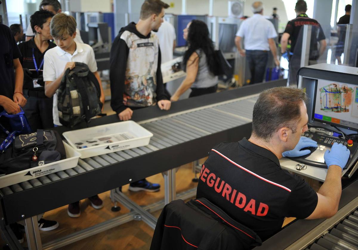 Control de seguridad del aeropuerto de Loiu.