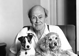 Roald Dahl, con sus dos perros.