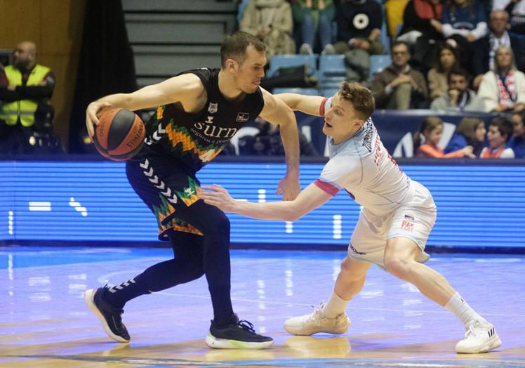 Radicevic, base del Bilbao Basket durante el partido ante el Obradoiro.