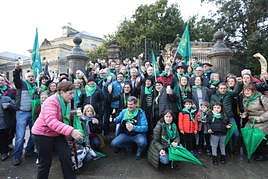 Vecinos de Usansolo celebran en la Casa de Juntas la aprobación de su segregación de Galdakao.