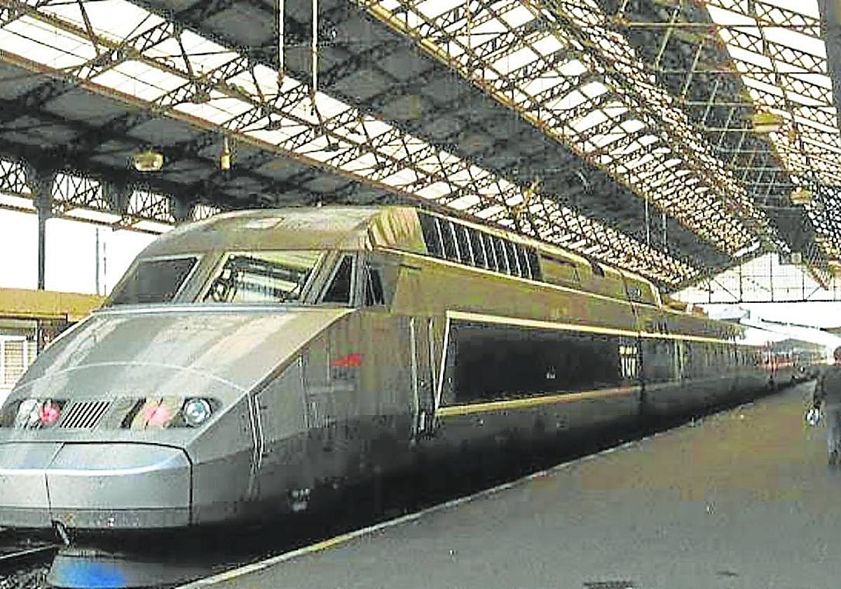 Tren de alta velocidad estacionado en Hendaya.