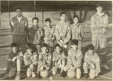 Imagen secundaria 1 - Navarro se proclamó campeón de Euskadi de futbito en su juventud, además de entrenar después a diversos equipos del Corazonistas.