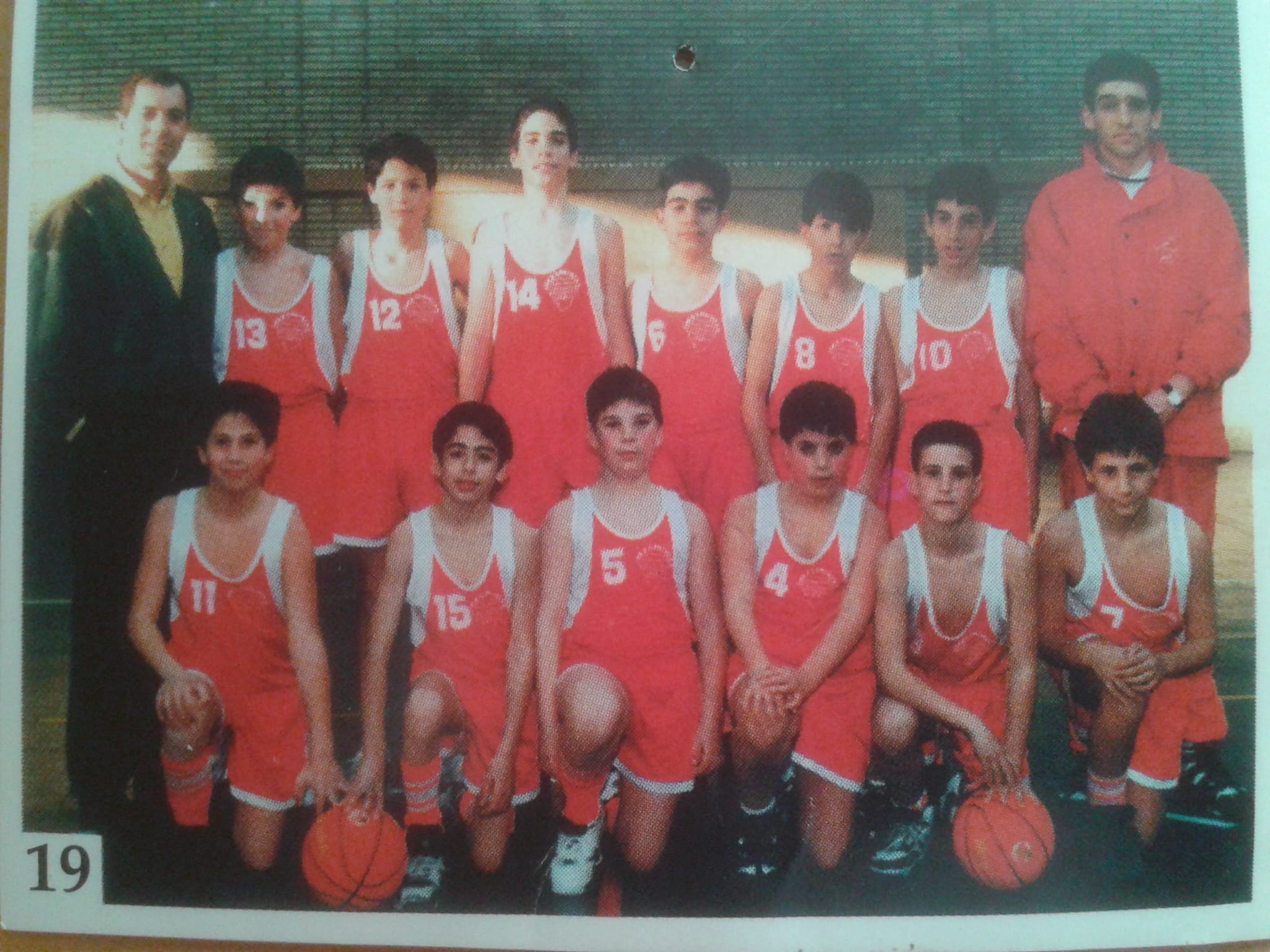 Navarro, como técnico de un equipo de Corazonistas en una foto del album de cromos que realizó el club colegial.