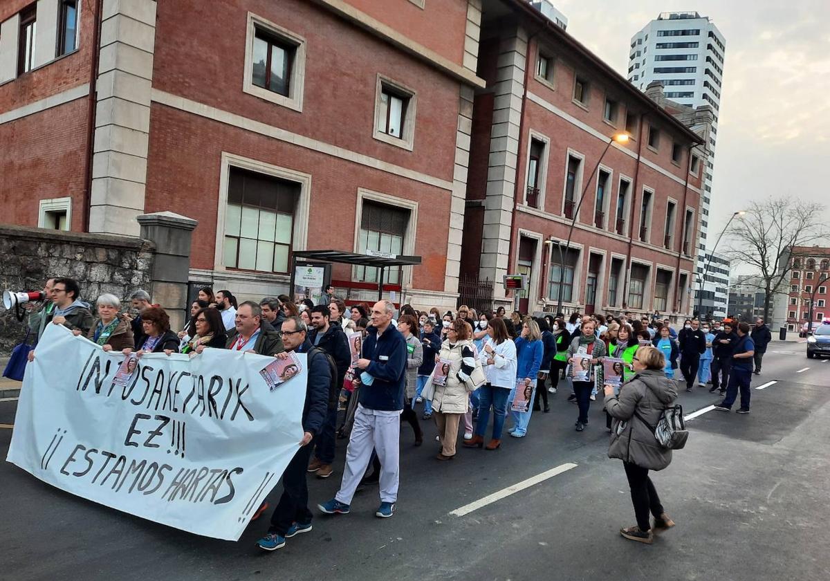 Sanitarios en la protesta de esta mañana junto al hospital de Basurto.