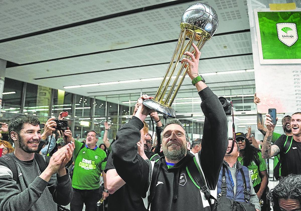 Exultante. Ibon Navarro levanta la Copa ganada el domingo en el Palau Oimpic de Badalona.