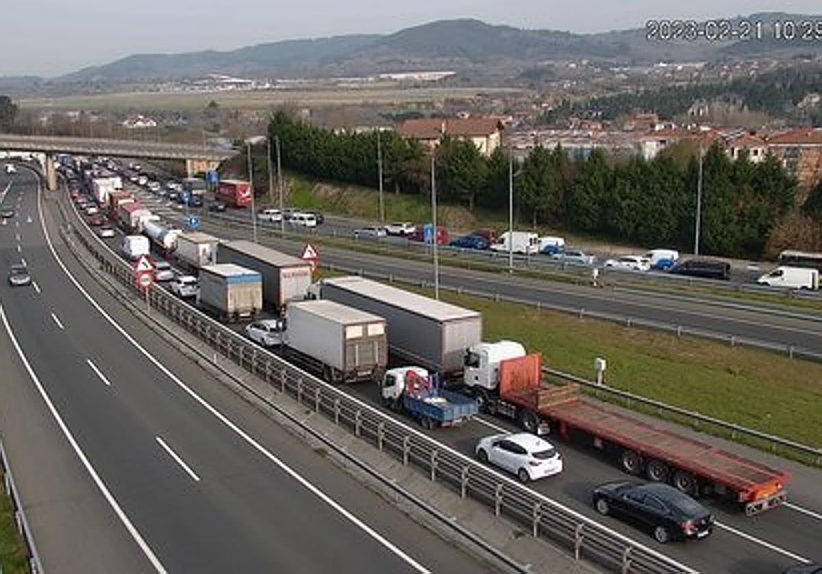 Vista de las retenciones en la BI-637, sentido Cruces.