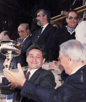 Imagen secundaria 2 - Fernando Buesa (arriba), junto a Juan Arregui en un partido de 1995 en Mendizorroza que sirvió de homenaje a Primi.