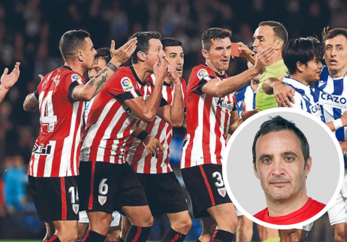 Jugadores del Athletic protestan por un penalti en Anoeta esta temporada.