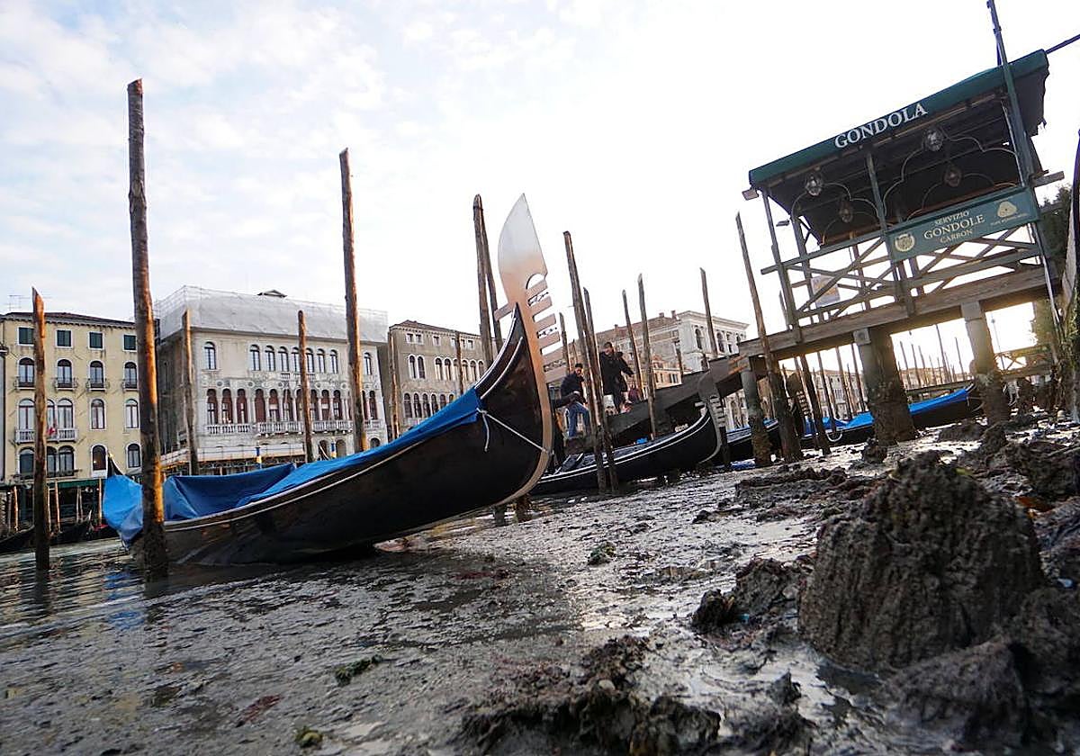 Gondolak lokatzetan sartuta.