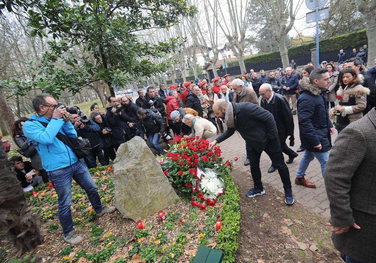 A la ofrenda floral han acudido las dos familias y numerosos ciudadanos.