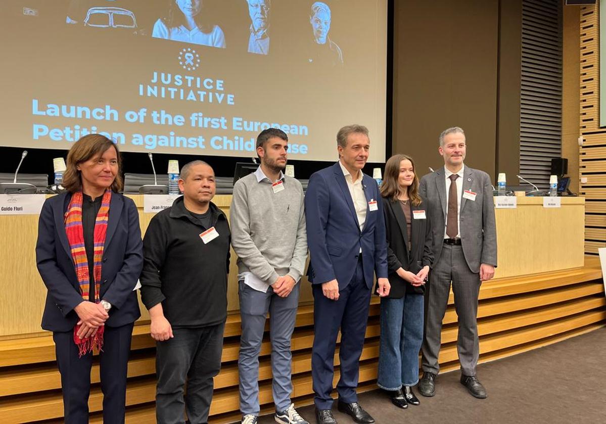 Juan Cuatrecasas, tercero por la izquierda, este miércoles en la sede del Senado francés, donde se han celebrado las jornadas por el Día Europeo de las Víctimas de Delitos.