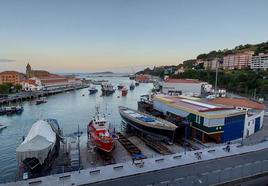 La futura reordenación del puerto de Bermeo alejará del centro urbano el astillero.