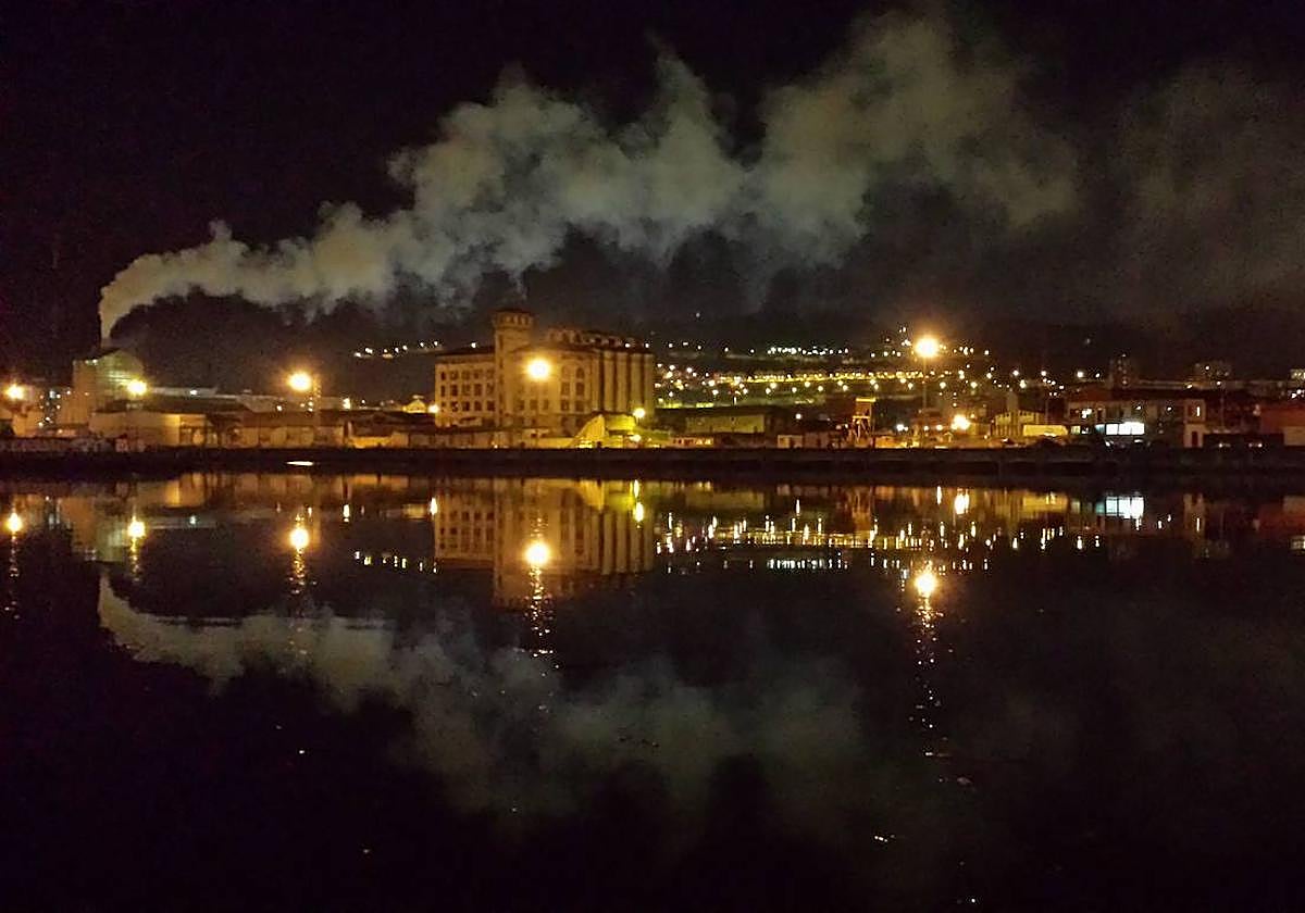 Los vecinos denuncian los «malos humos» de Sader, que producen «hedor y picores de garganta»