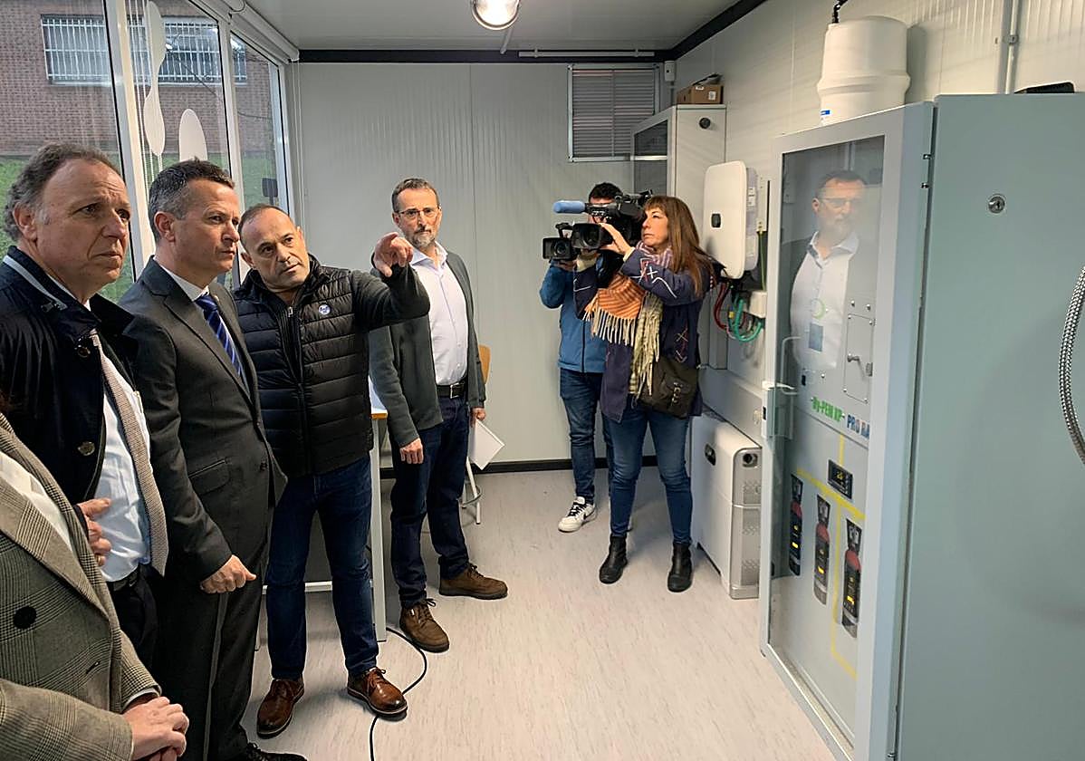Personal del centro San Jorge muestran al consejero de Educación, Jokin Bildarratz, la nueva planta para la producción de hidrógeno verde, la primera de España en un centro de FP.