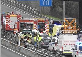 Los servicios de emergencias en el lugar del accidente.