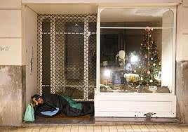 Un indigente duerme en las calles de Bilbao.