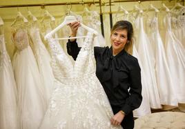 Raquel, asesora nupcial de Pronovias, posa con un vestido de la firma.