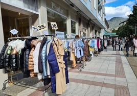 Las tiendas de Llodio sacan sus saldos a la calle.