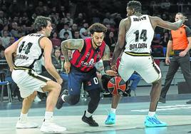 Howard se cuela entre Teodosic y Jaiteh en el partido de ida en Zurbano.