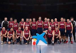 Los 24 aficionados baskonistas, sobre el parqué del Buesa Arena.