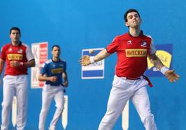 Altuna III golpea una pelota con la derecha en el frontón Mimetiz de Zalla.