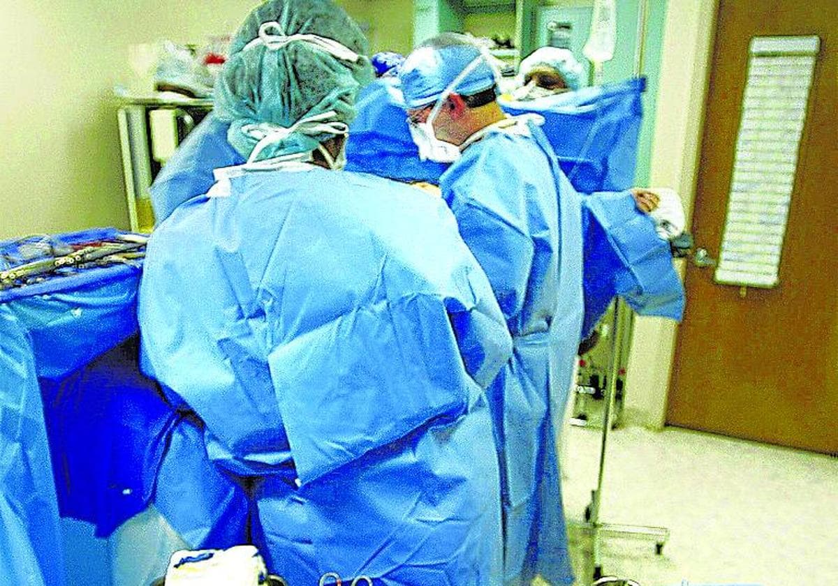 Cirujanos durante una intervención de cirugía plástica