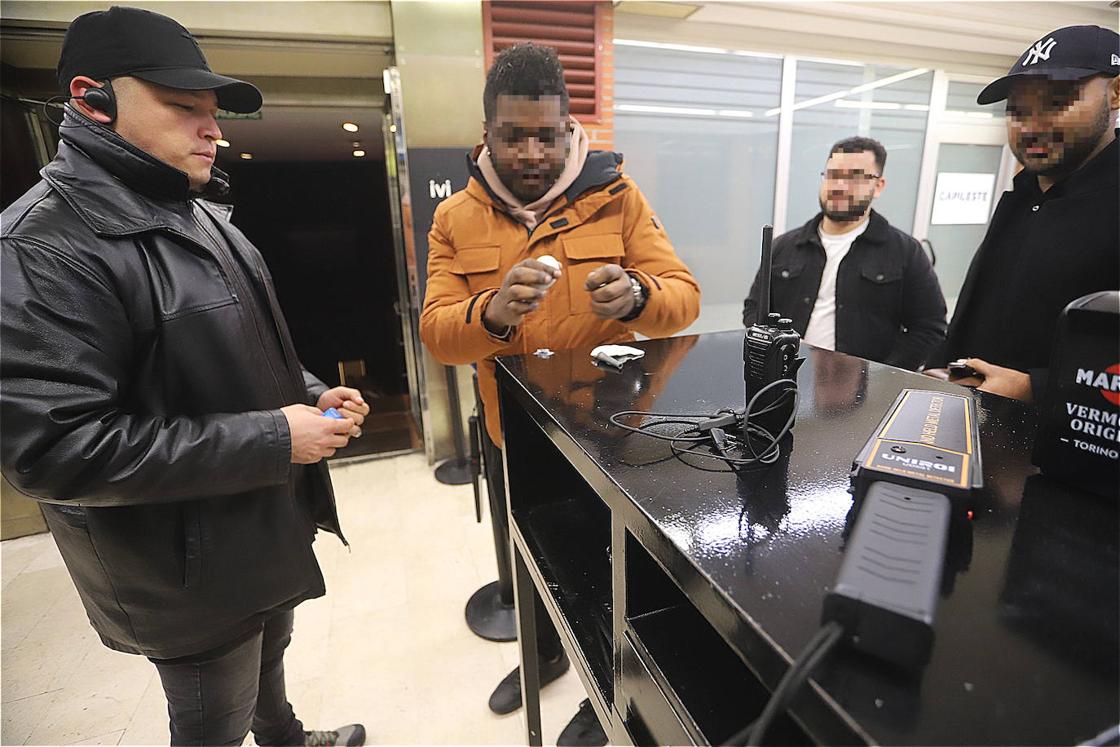 Los responsables de seguridad están intercomunicados mediante talkies.