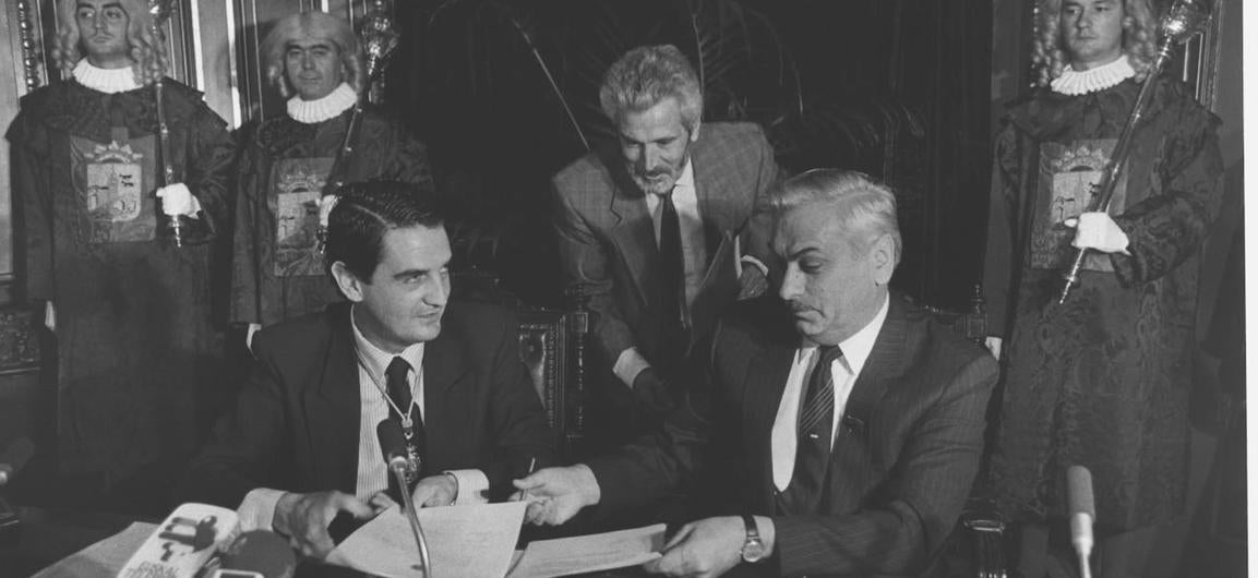 José María Gorordo e Irakli Andriadze firmando el pacto de hermanamiento entre Bilbao y Tiflis.