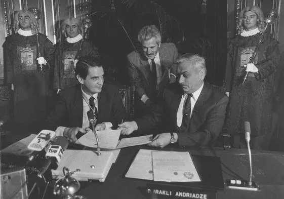 José María Gorordo e Irakli Andriadze firmando el pacto de hermanamiento entre Bilbao y Tiflis.