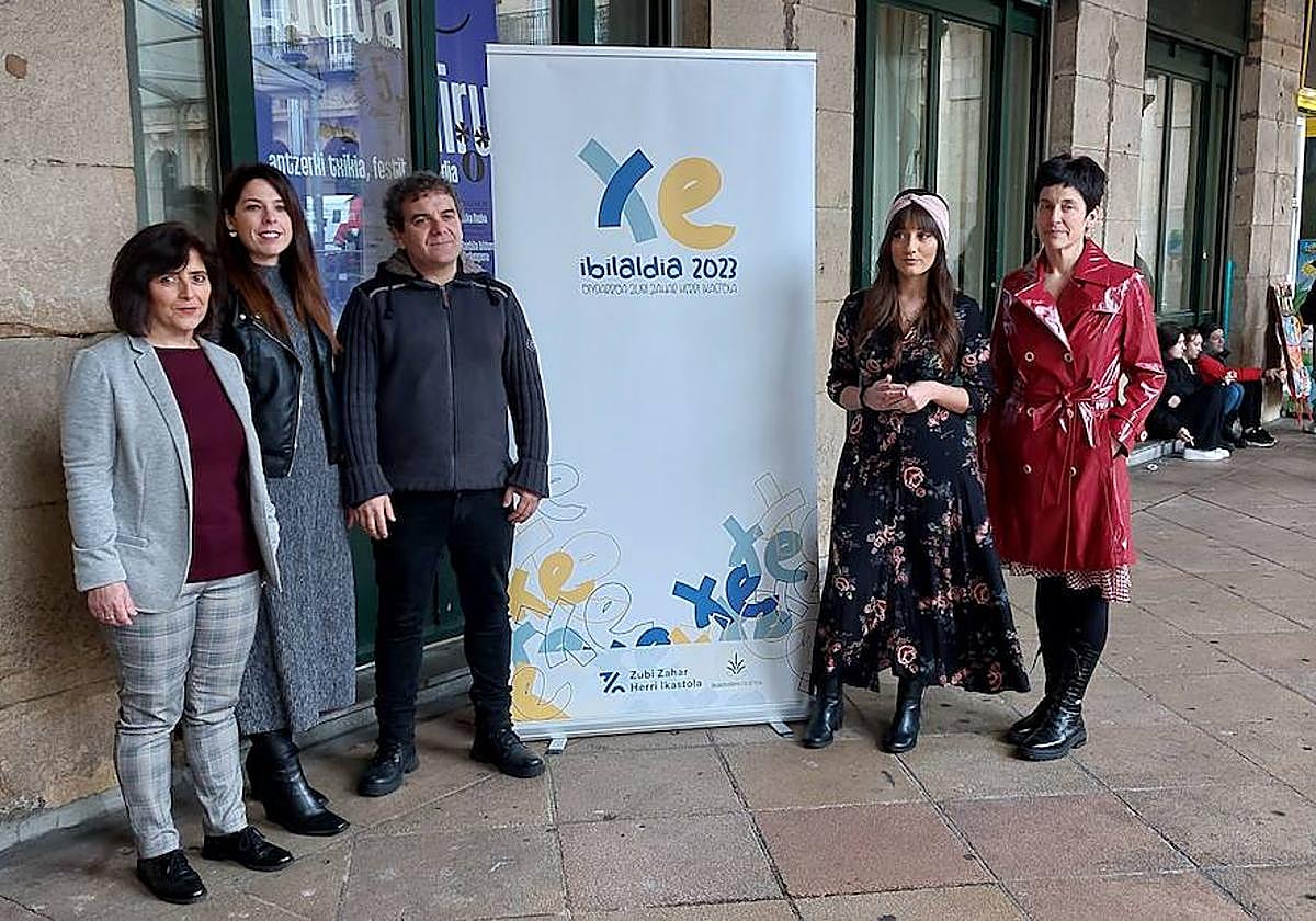 Aurkezpena Bilboko Plaza Berriko Euskaltzaindiaren egoitzan egin dute.