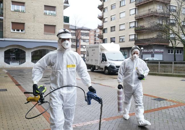 Los trabajadores van equipados con EPIs similares a los de los sanitarios.