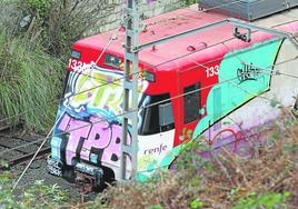 Un tren de Cercanías permanece en la vía tras ser atacado en Santurtzi.