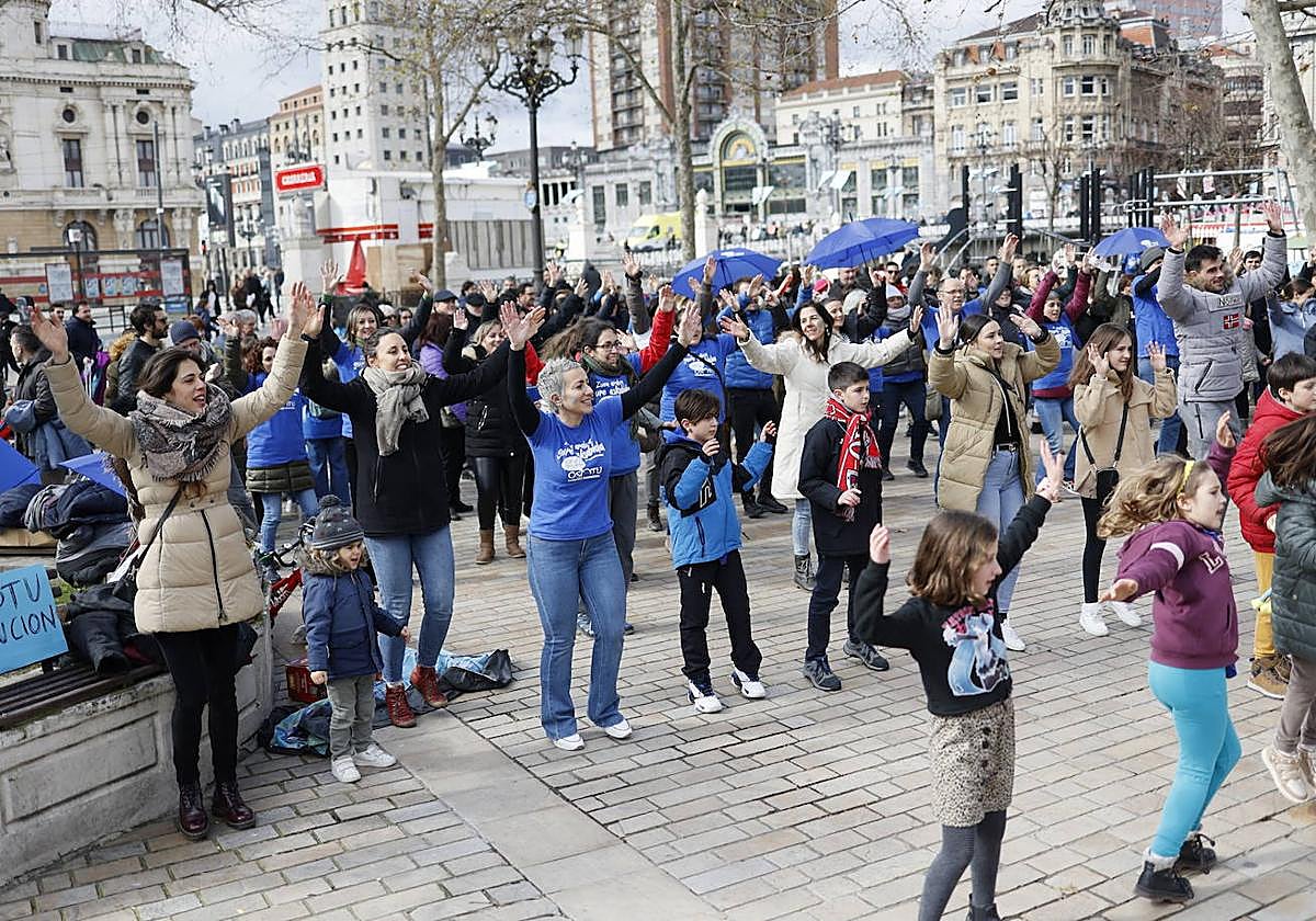 Los padres y madres han realizado varias actividades en Bilbao para reivindicar su inclusión en la red de centros concertados.