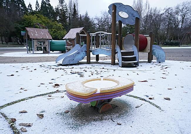 Un parque de Vitoria cubierto por la nieve.