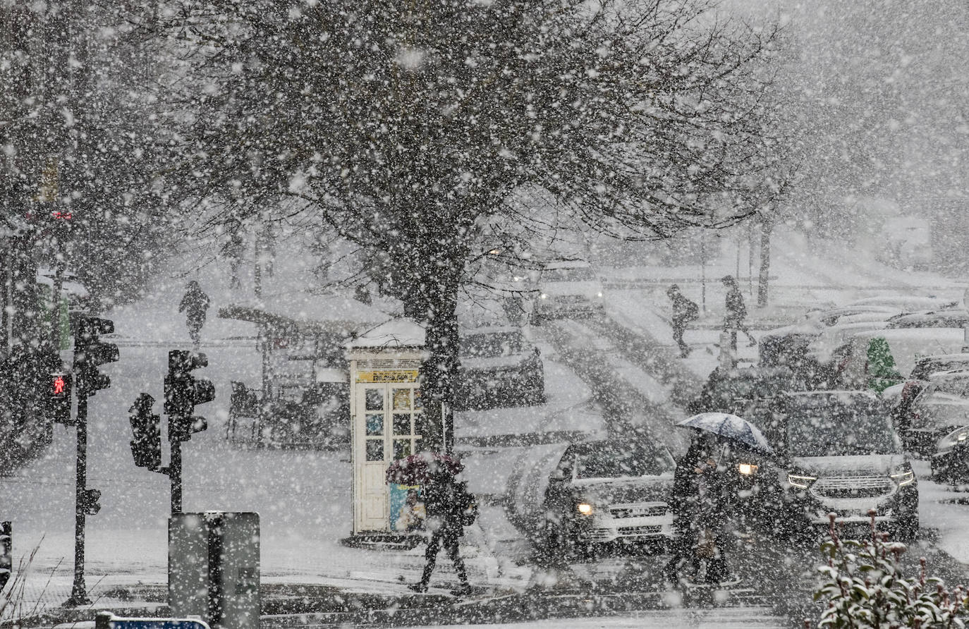 La nieve arrecia en Vitoria y dificulta la conducción en Álava